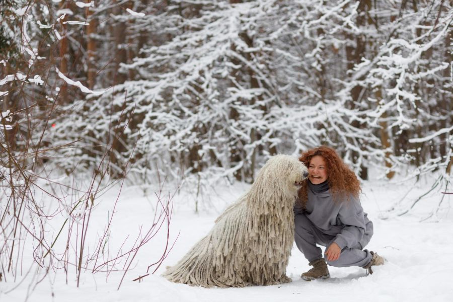 komondor z opiekunką na zimowym spacerze